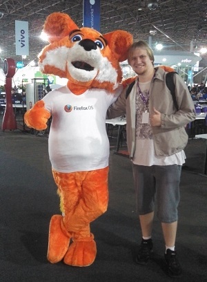 Eu e o boneco da Mozilla Firefox, que está passeando pelo Campus para divulgar o Firefox OS.