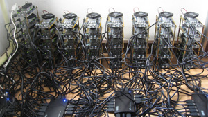 Supercomputadores usados para mineirar bitcoins. Imagem de Gizmodo.